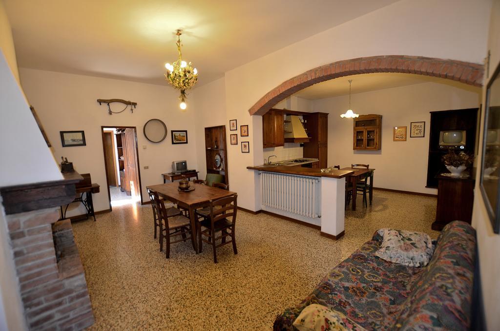 Agriturismo Poggio Ai Grilli Gambassi Terme Habitación foto